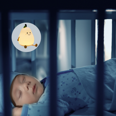 Un berceau bébé dort maman trÚs attentif maman installe veilleuse bébé comme observateur.