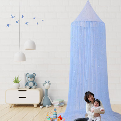 Élégance douce et détente qui créer un espace réconfortant avec ce ciel de lit bébé.