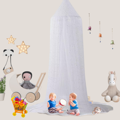 Deux jeunes enfants jouent joyeusement sous ciel de lit bébé avec une complicité.