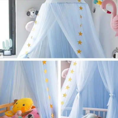 Ce splendide ciel de lit bleuté qui longe le berceau offre une douce protection, apaisante.