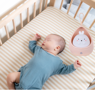 Alaise bout de chou bras écarté pour un bon reposer avec veilleuse bébé.