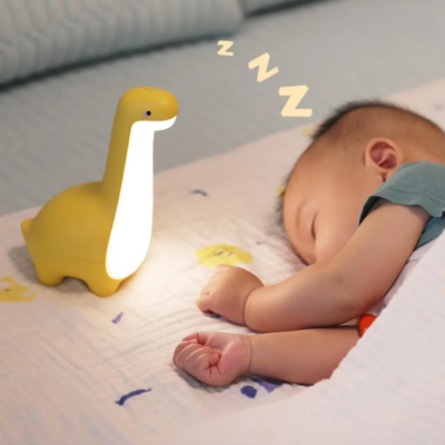 Dans un profond, sommeille bébé dort superviseur avec veilleuse pour bébé