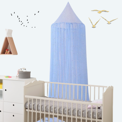 Un cocon apaisant et rutilant dans cette chambre accompagné d'un ciel de lit bébé. 