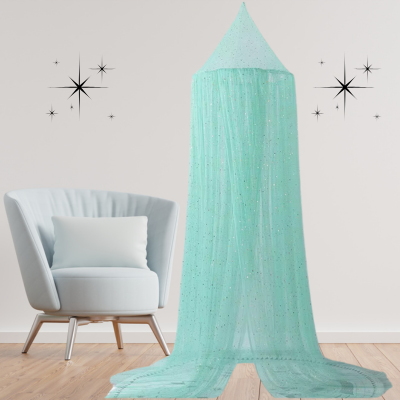 Présentation dans un coin de détente, un ciel de lit bébé est suspendu.  