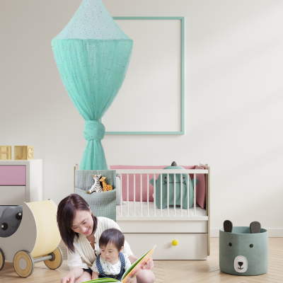 Dans un coin de détente, maman fait la lecture à son fils, près du berceau, un ciel de lit est suspendu.