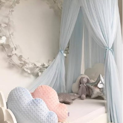 Le ciel de lit qui couvre le petit lit crée une atmosphère douce et sécurisée.