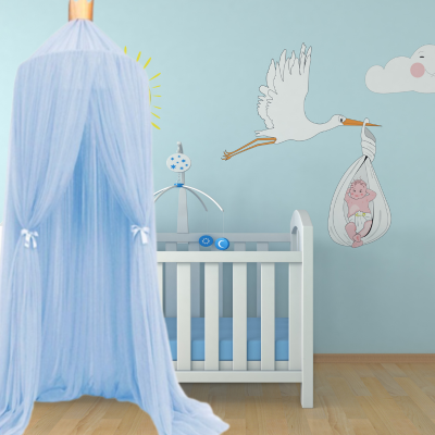 Dans cette belle chambre avec ce ciel de lit turquoise qui attend votre nouveau-né. 
