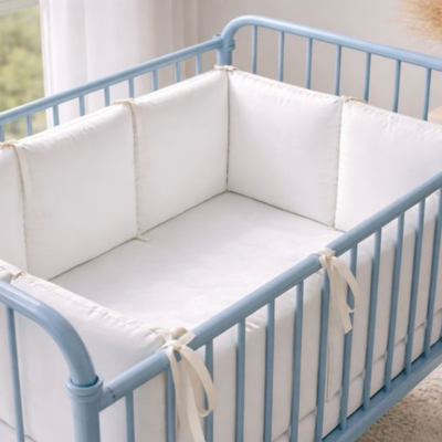 tour de lit bébé blanc apporte simplicité