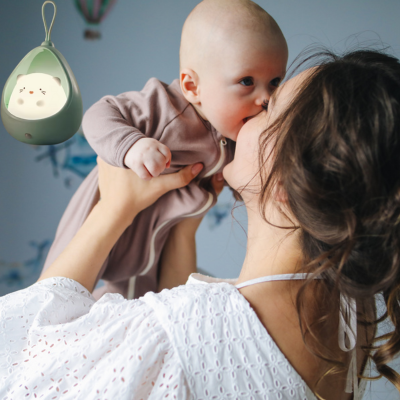 Veilleuse bébé est un allié de complicité avec maman des bisous sur nez.  