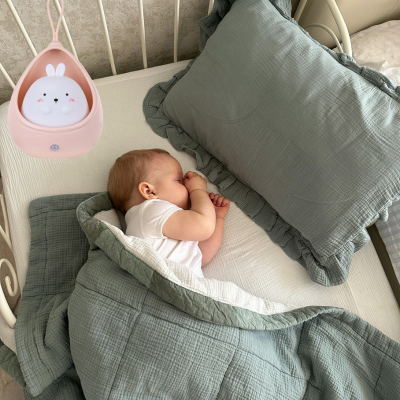 Dans berceau un enfant faire dodo sous bienséance de veilleuse bébé.